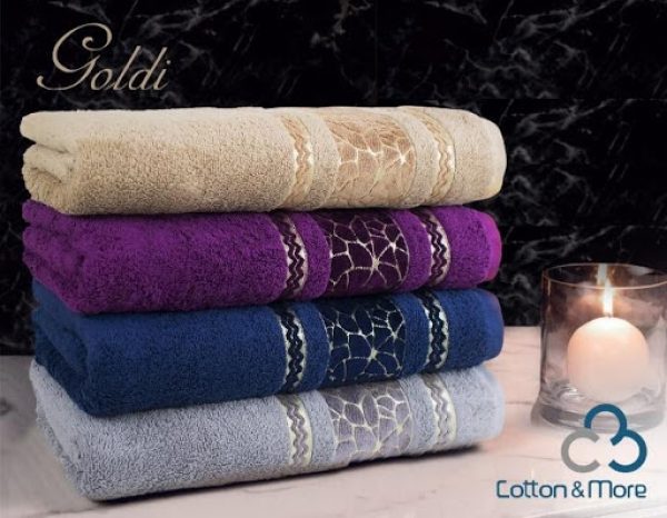 Stapel luxe Goldi-handdoeken in verschillende kleuren met een pluche golvende textuur die kwaliteit uit Egypte en vakmanschap uit Syrië symboliseert. Goldi Handoek 90x50