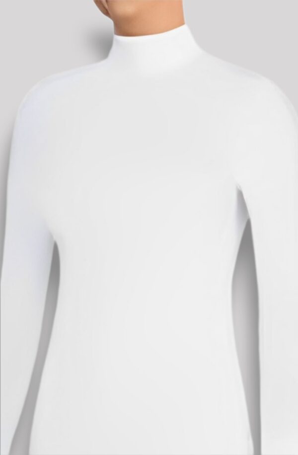 قميص بياقة مرتفعة وأكمام طويلة من خليط القطن الفاخر، مناسب للبشرة الحساسة